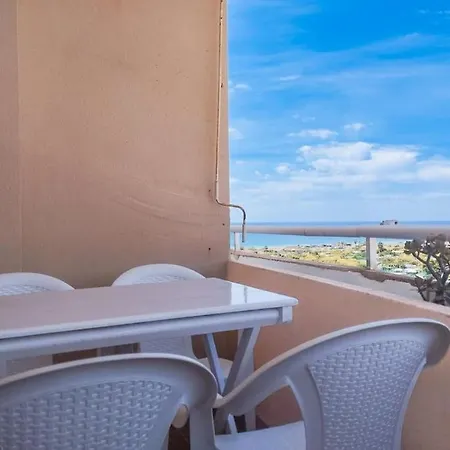Apartment Spacious 4 Bedroom With Parking In Town Centre, *