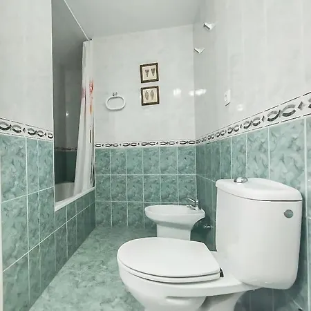 Spacious 4 Bedroom With Parking In Town Centre, Apartment *