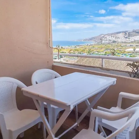 Spacious 4 Bedroom With Parking In Town Centre, Apartment