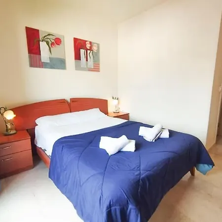 Spacious 4 Bedroom With Parking In Town Centre, Apartment
