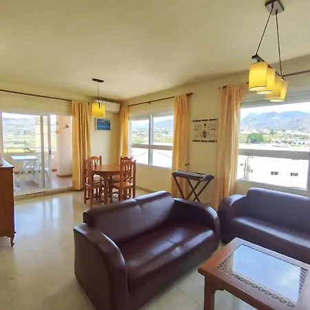 Spacious 4 Bedroom With Parking In Town Centre, Apartment Nerja