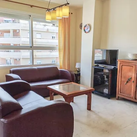 Spacious 4 Bedroom With Parking In Town Centre, Apartment *