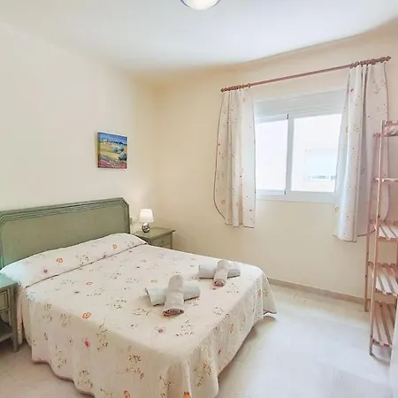 Apartment Spacious 4 Bedroom With Parking In Town Centre,
