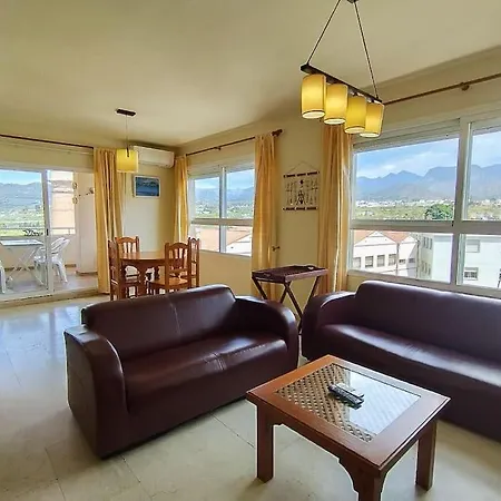 Spacious 4 Bedroom With Parking In Town Centre, Apartment Nerja