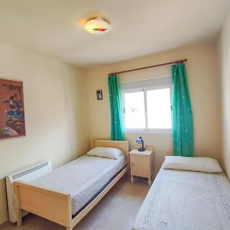 Apartment Spacious 4 Bedroom With Parking In Town Centre, *