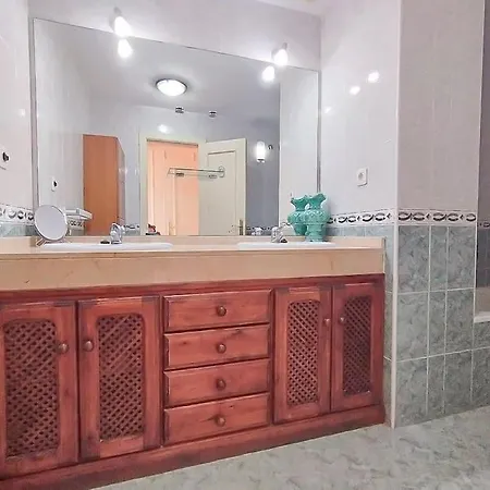 Spacious 4 Bedroom With Parking In Town Centre, Apartment