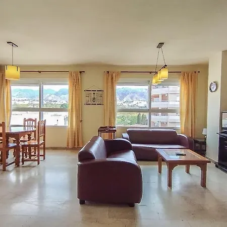 Apartment Spacious 4 Bedroom With Parking In Town Centre,