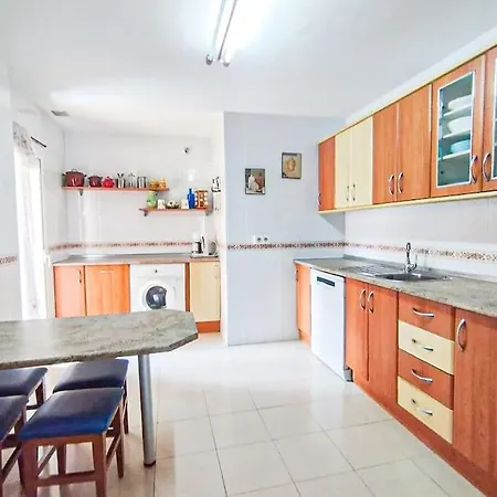 Spacious 4 Bedroom With Parking In Town Centre, *